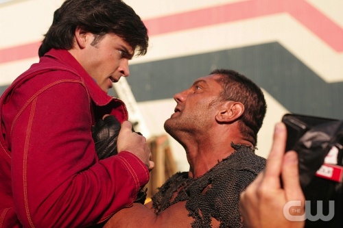 TheCW Staffel1-7Pics_337.jpg - "Static" ---Behind the scenes:  Tom Welling as Clark and WWE Smackdown superstar Batista guest stars as Bronson in SMALLVILLE  on The CW Network.Photo: Michael Courtney/The CW ©2006 The CW Network, LLC. All Rights Reserved.